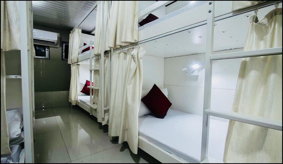 Qubestay Airport Capsule Hotel & Hostel — Fotos 3